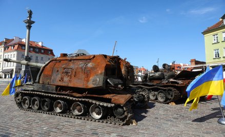 Haubicoarmata samobieżna 2S19 Msta-S i czołg T-72BA na wystawie "Za wolność naszą i waszą” na placu 