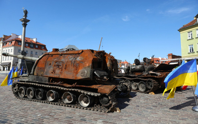 Haubicoarmata samobieżna 2S19 Msta-S i czołg T-72BA na wystawie "Za wolność naszą i waszą” na placu 