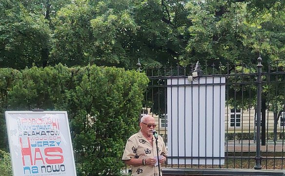 Andrzej Pągowski podczas wernisażu wystawy „Has na nowo” w Łazienkach Królewskich