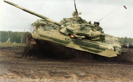 Czołg T-80UM z systemem Drozd podczas pokazu dynamicznego na wystawie uzbrojenia w Omsku pod koniec 