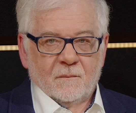 politolog, nauczyciel akademicki i urzędnik państwowy, działacz opozycji demokratycznej w okresie PR