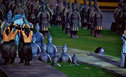 Jedną z atrakcji „Turandot” były posągi skamieniałych żołnierzy. Inspiracją dla reżysera i scenograf