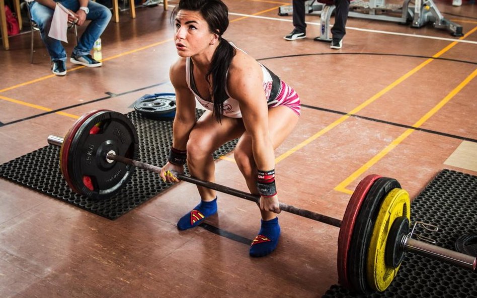 Magdalena Talarczyk. Przeciera szlaki polskim strongwoman. Jest świetna w przeciąganiu pałki. Tzw. m