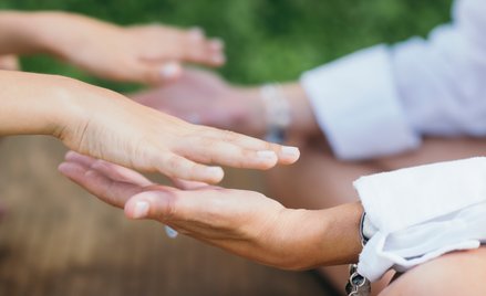 Konieczność wprowadzenia nowych regulacji wynika z narastającego problemu szarlatanerii i oszustw, w