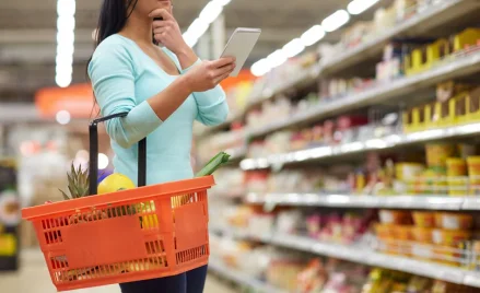 Polacy na zakupach. Mniej masła, mięsa i alkoholu oraz polowanie na promocje