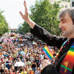 Szymon Niemiec na warszawskiej paradzie w stroju i geście wyszydzającym katolickich księży. Gdyby po