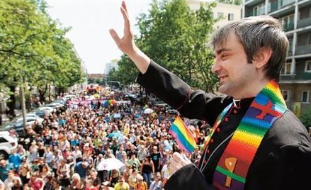 Szymon Niemiec na warszawskiej paradzie w stroju i geście wyszydzającym katolickich księży. Gdyby po