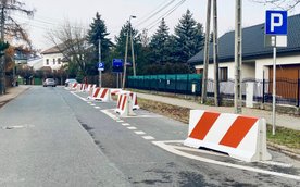 Mieszkańcy podpisują petycję o przywrócenie stanu ulicy sprzed ustawienia betonowych zapor