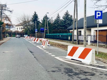 Mieszkańcy podpisują petycję o przywrócenie stanu ulicy sprzed ustawienia betonowych zapor