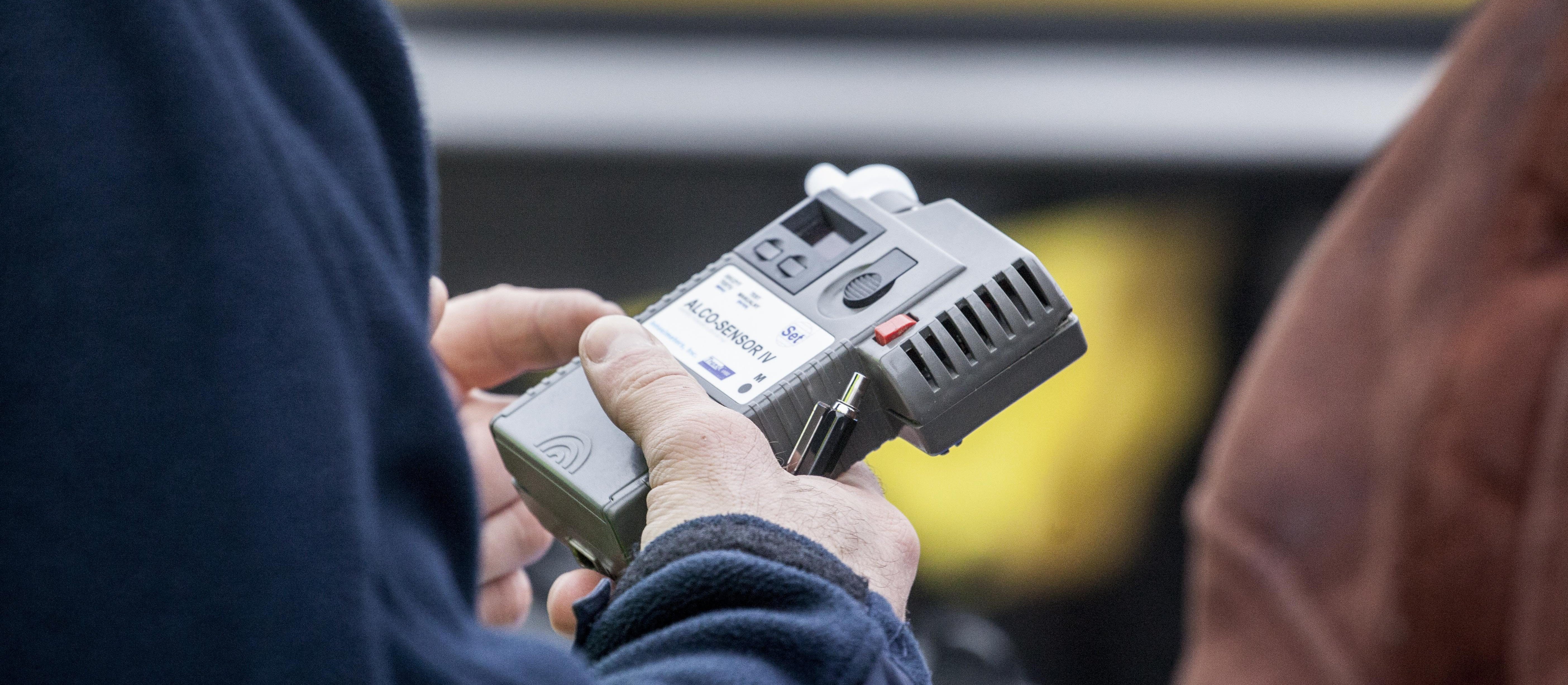 Zarzuty dla prokuratora. Zapytał policjanta czy „dmuchnie za niego”