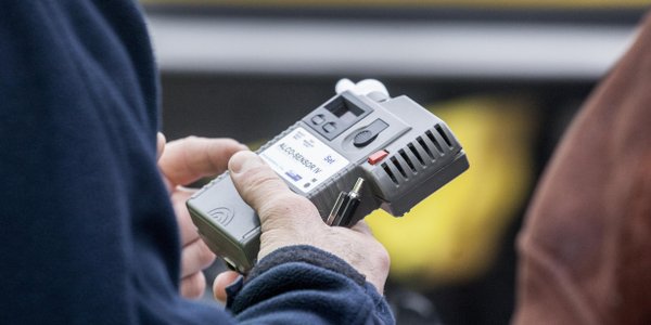 Zarzuty dla prokuratora. Zapytał policjanta czy „dmuchnie za niego”