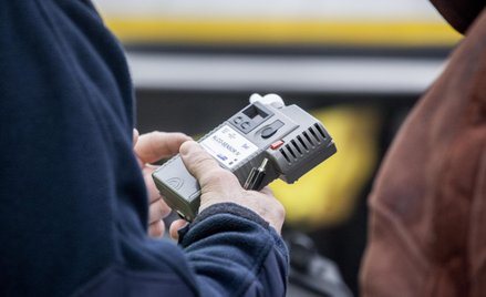 Prokurator Dariusz K. podszedł do okna radiowozu, w którym siedział jeden z policjantów, i zapytał, 