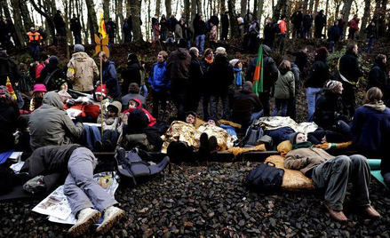 W Niemczech trwa prawdziwa bitwa o szyny z udziałem 16 tys. policjantów i dwakroć większej armii dem