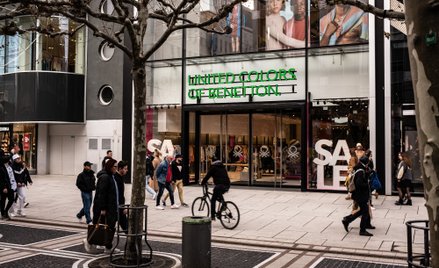 Benetton był symbolem lat 90. Popularność zapewniał marce między innymi śmiały marketing i głośne ka