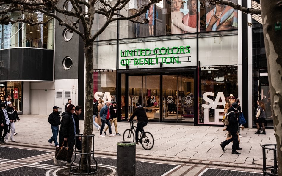 Benetton był symbolem lat 90. Popularność zapewniał marce między innymi śmiały marketing i głośne ka