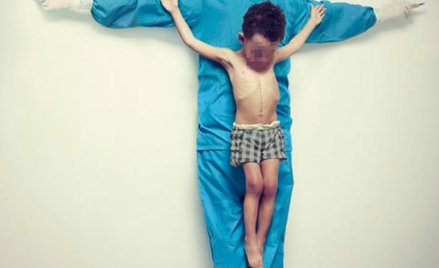 Twórcy kampanii „Los Intocables” starają się pokazać, że przyczyną krzywdy dzieci są najczęściej dor