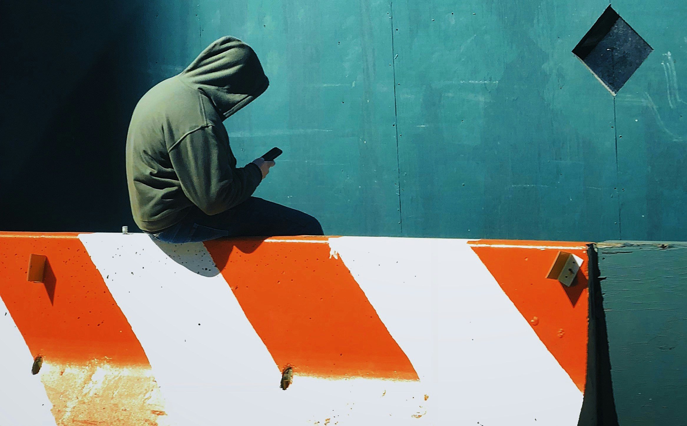 Pokolenie Z pada ofiarą dezinformacji. Bezradni w sieci bardziej niż seniorzy