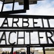 Napis "Praca czyni wolnym" na bramie do obozu Sachsenhausen