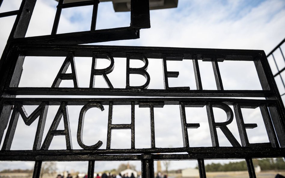 Napis "Praca czyni wolnym" na bramie do obozu Sachsenhausen