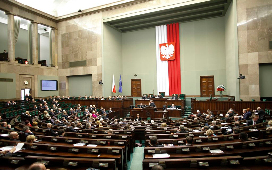 Nocna zmiana w finansach państwa. "PiS demoluje regułę wydatkową"