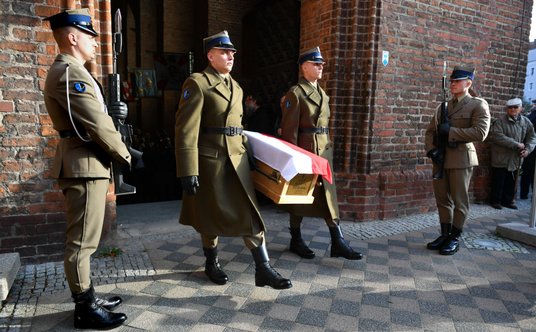 Wyprowadzenie trumny mjr. Henryka Sucharskiego z bazyliki pw. św. Brygidy w Gdańsku