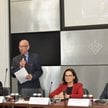 Uczestnicy dyskusji: moderator Tomasz Szymkowiak, Krzysztof Kawczyński z Krajowej Izby Gospodarczej,