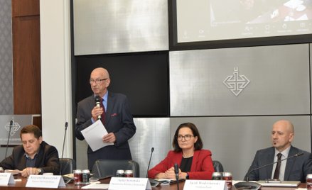 Uczestnicy dyskusji: moderator Tomasz Szymkowiak, Krzysztof Kawczyński z Krajowej Izby Gospodarczej,