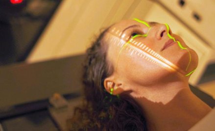 Miniaturowe cząsteczki wstrzykiwane chorym na raka mogą wzmocnić efekty radioterapii.