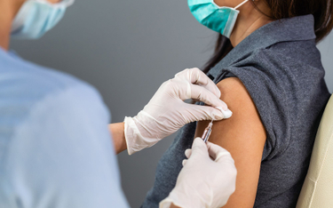 Zagraniczne szczepienia przeciw COVID mogą być uznane w Polsce. Są warunki