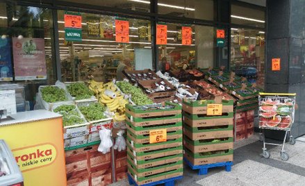 Biedronka kusi urlopowiczów biedronkobusem i całodobowymi sklepami