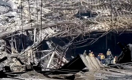 Ruiny Crocus City Hall nadal przeszukują ratownicy