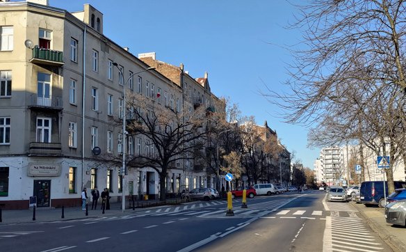 Perspektywa ulicy Wileńskiej z widocznymi budynkami mieszkalnymi