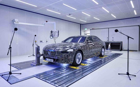 BMW i7 podczas testów akustycznych