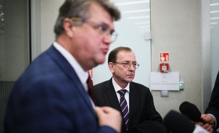 Byli posłowie PiS Mariusz Kamiński (P) oraz Maciej Wąsik (L) udzielają wypowiedzi mediom