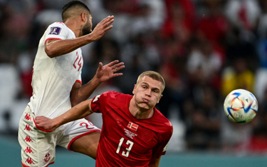 Walka o piłkę w meczu Dania-Tunezja