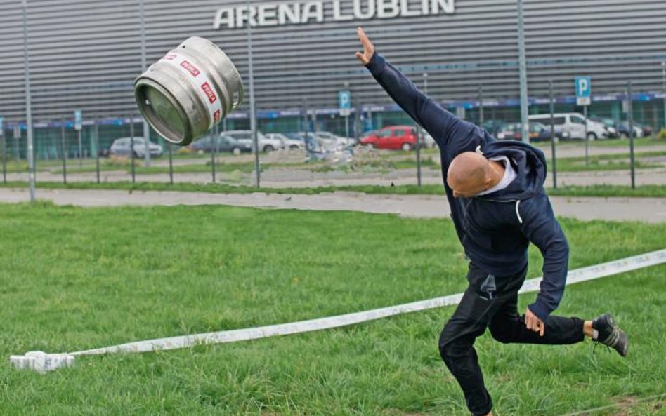 Na lubelskiej Spartakiadzie oprócz tradycyjnych dyscyplin były też nietypowe, np. rzut beczką piwną.