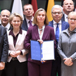 Federica Mogherini w otoczeniu ministrów państw UE prezentuje unijną umowę o współpracy wojskowej