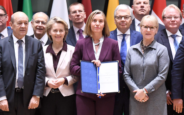 Federica Mogherini w otoczeniu ministrów państw UE prezentuje unijną umowę o współpracy wojskowej