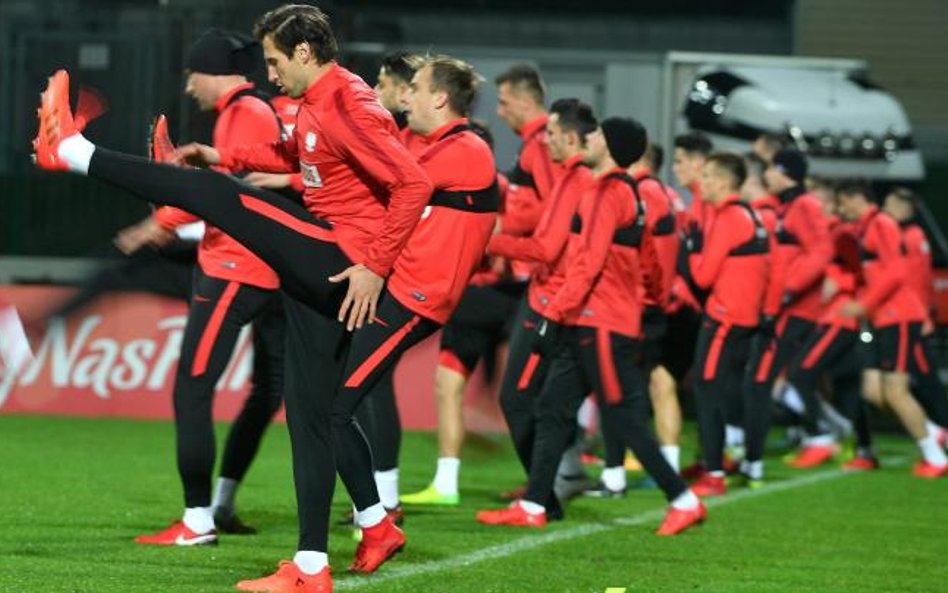 Ostatni przedmeczowy kankan na Stadionie Narodowym.