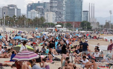 W niedzielę na plaży w Barcelonie było tłoczno