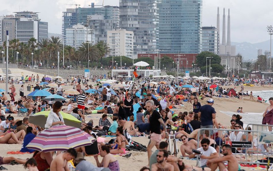 W niedzielę na plaży w Barcelonie było tłoczno