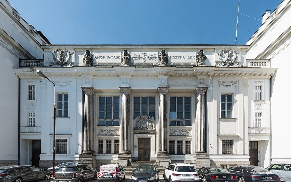 Piękny neoklasycystyczny gmach biblioteki przez ostatnich kilkadziesiąt lat stał pusty i zamknięty, 