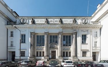 Piękny neoklasycystyczny gmach biblioteki przez ostatnich kilkadziesiąt lat stał pusty i zamknięty, 