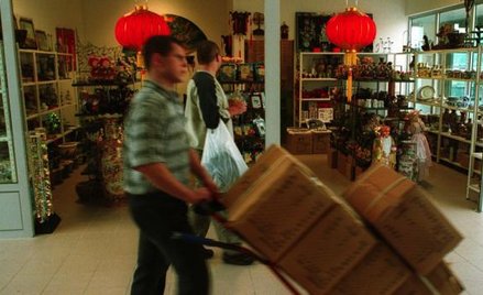 W centrum w Wólce Kosowskiej firmy z Azji handlują na wielką skalę, m.in. odzieżą, obuwiem, galanter