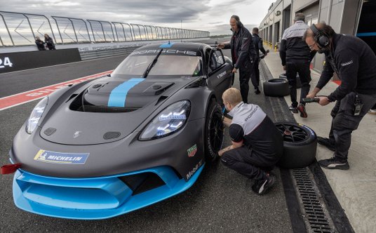 Za każdym rekordem stoi nie tylko samochód i kierowca, ale cały sztab ludzi