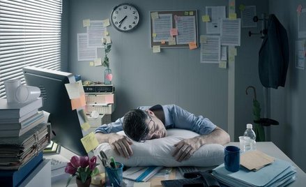 Nadgodziny to chleb powszedni Polaków