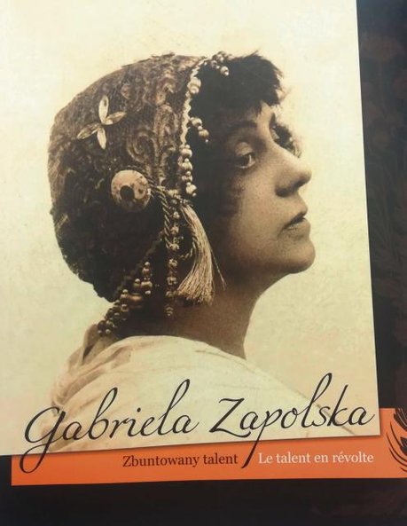 Okładka katalogu wystawy, którą uhonorowano Zapolską w 2011 roku w Teatrze Wielkim w Warszawie.