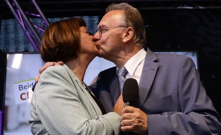 Reiner Haseloff, premier Saksonii-Anhalt z CDU, z żoną Gabriele, po ogłoszeniu sondażowych wyników w