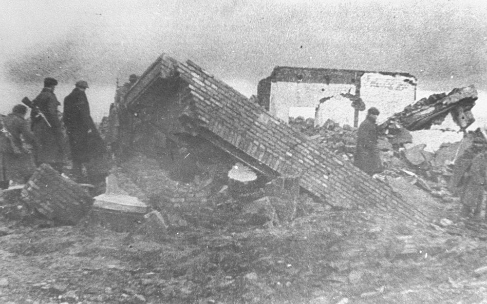 Żołnierze sowieccy oglądają ruiny krematorium na terenie obozu Auschwitz-Birkenau