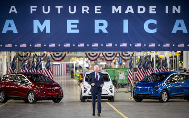 Joe Biden w zakładzie produkującym samochody elektryczne General Motors Factory ZERO, Detroit, listo